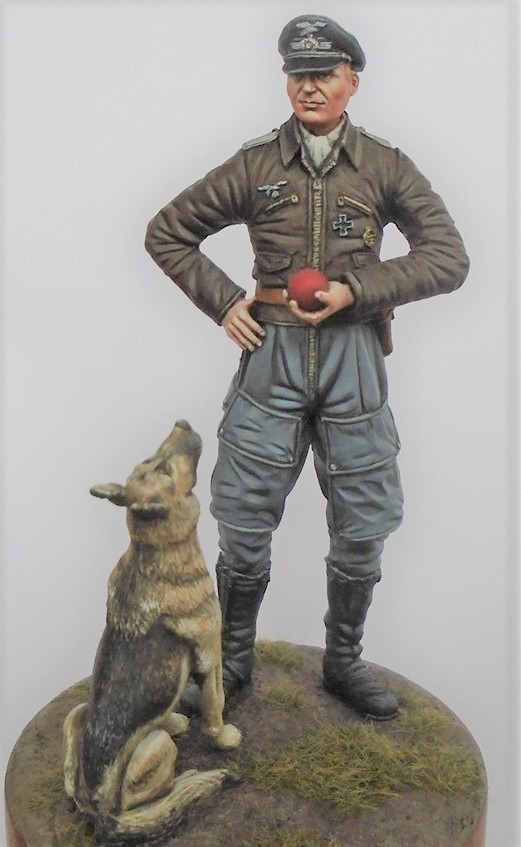'Go on throw it!' Luftwaffe Pilot with dog WW2 75mm (1/24th scale)